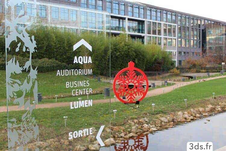 Totem signalétique verre lettrage adhésif découpé