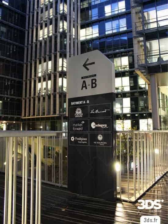 Totem signalétique directionnelle tôle marquage adhésif