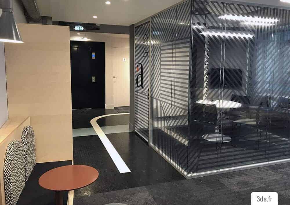 Aménagement bureau professionnel vitrophanie zébrée