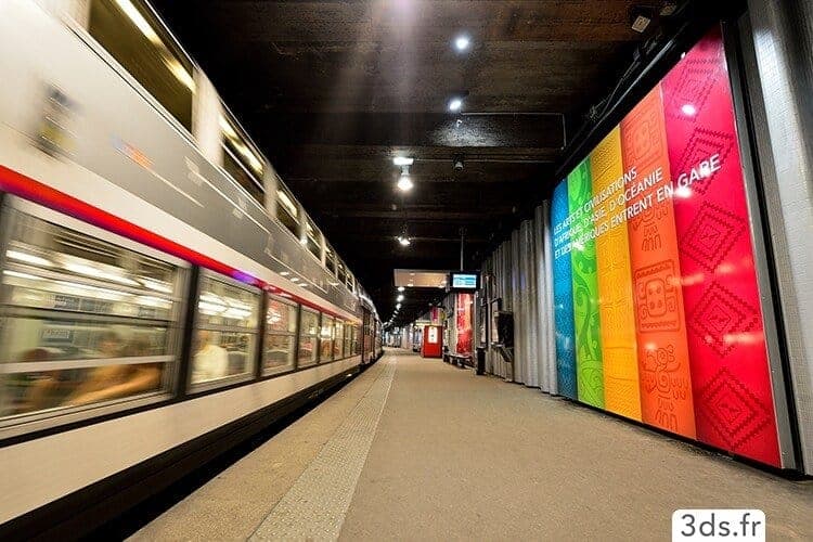 Visuel grand format imprimé quai de gare SNCF