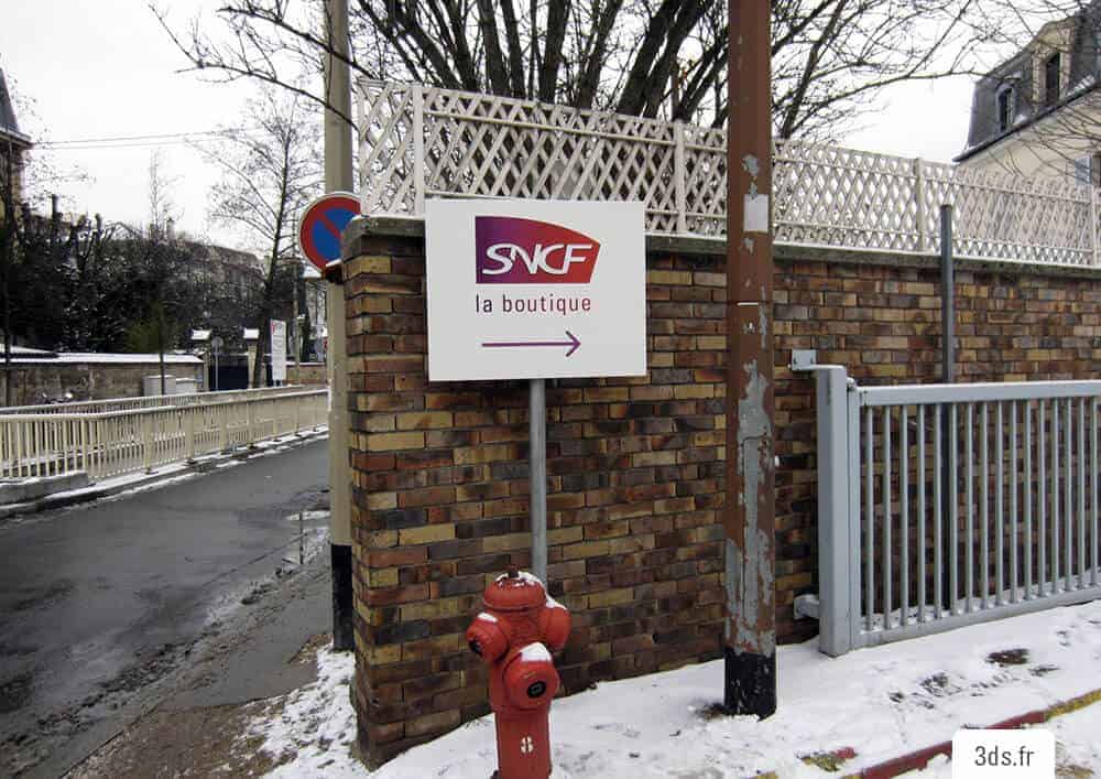 Panneau Directionnel Orientation SNCF Signalétique Sur Mesure