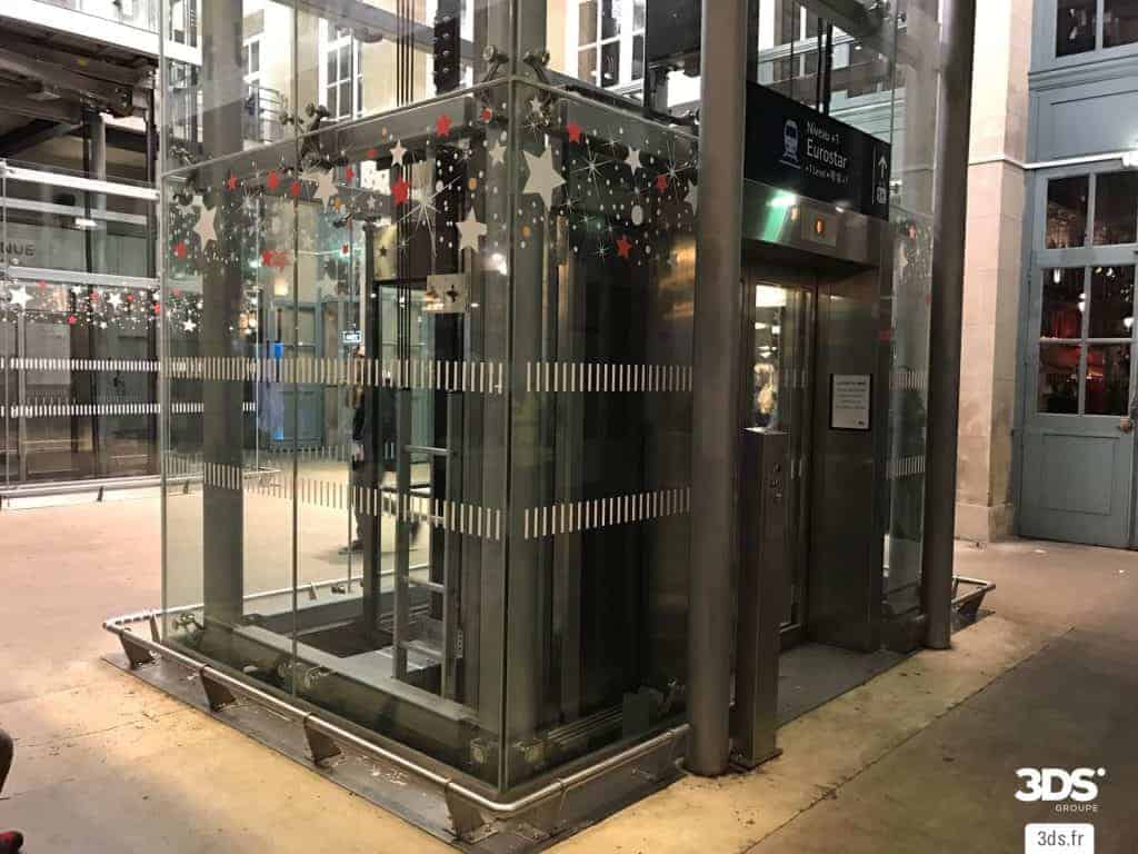 Vitrophanie de Noel cabine vitrée ascenseur