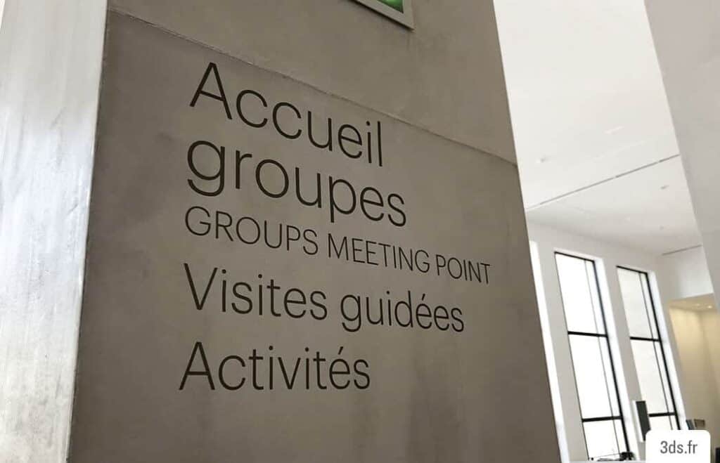 Signalétique accueil entrée musée sur mesure adhésif