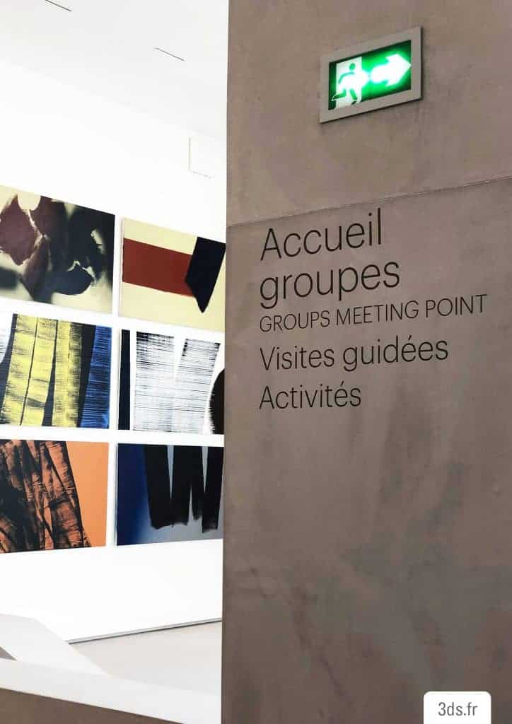 Signalétique accueil musée lettrage adhésif découpé