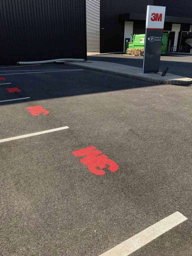 Marquage au sol signalétique parking