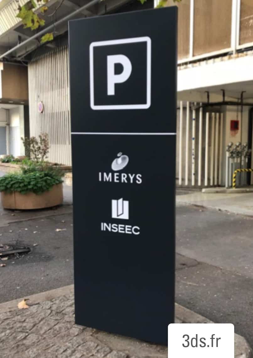 Totem signalétique parking extérieur sur mesure