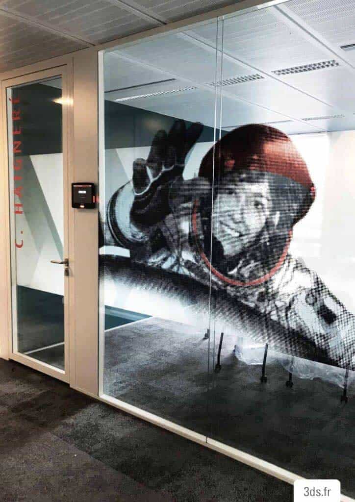 Vitrophanie décorative figurative entreprise bureau