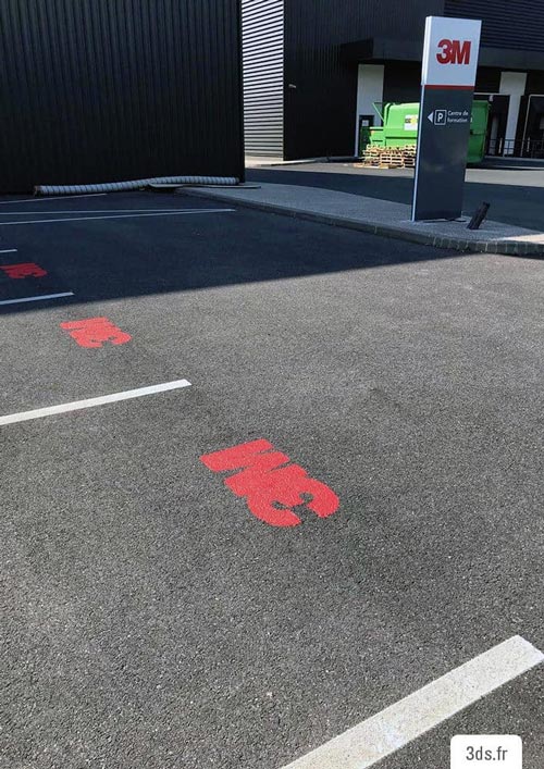 Signalétique parking marquage au sol et totem