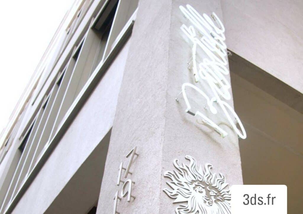 Enseigne néon extérieure sur facade