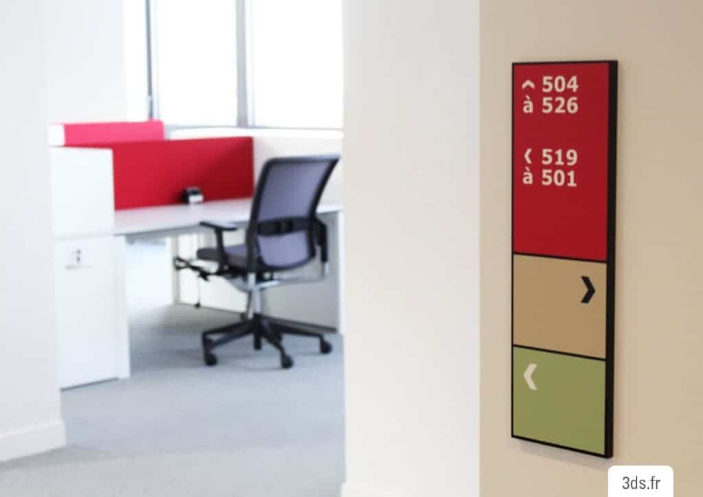 Panneau signalétique intérieur relief sur mesure