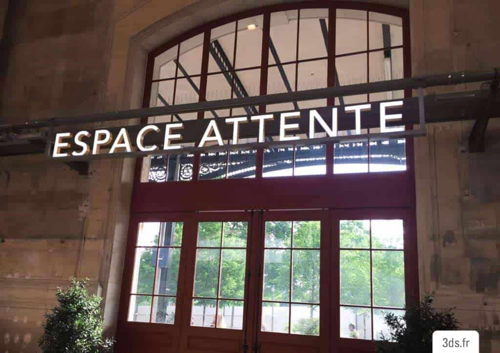 Enseigne lumineuse extérieure lettrage intérieur