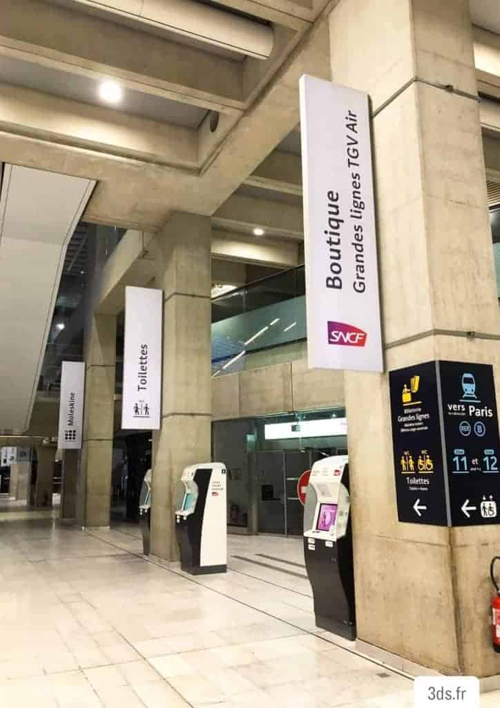 Drapeau signalétique gare suspendue