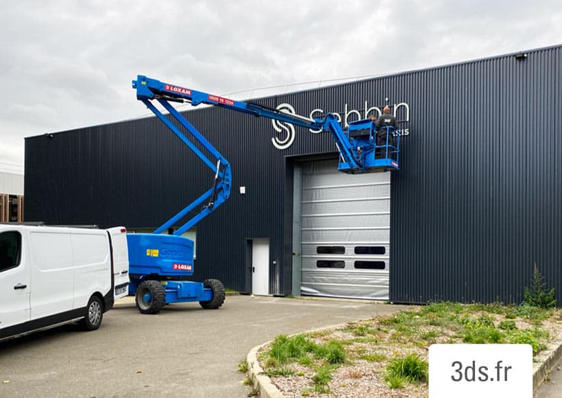 Déploiement et installation sur nacelle de l'enseigne photoluminescente Sebbin