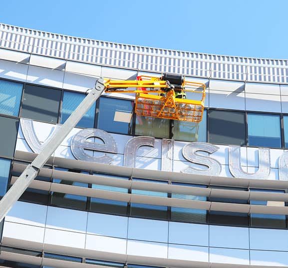 Déploiement extérieur avec nacelle d'une enseigne lumineuse pour Verisure