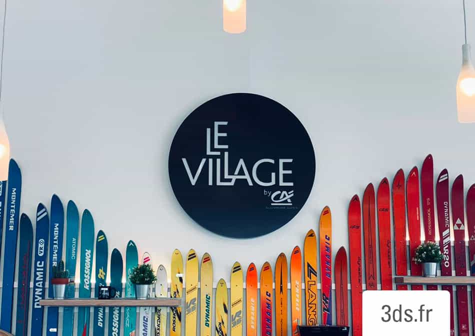 Enseigne Le Village by CA dibond bleu sur mesure