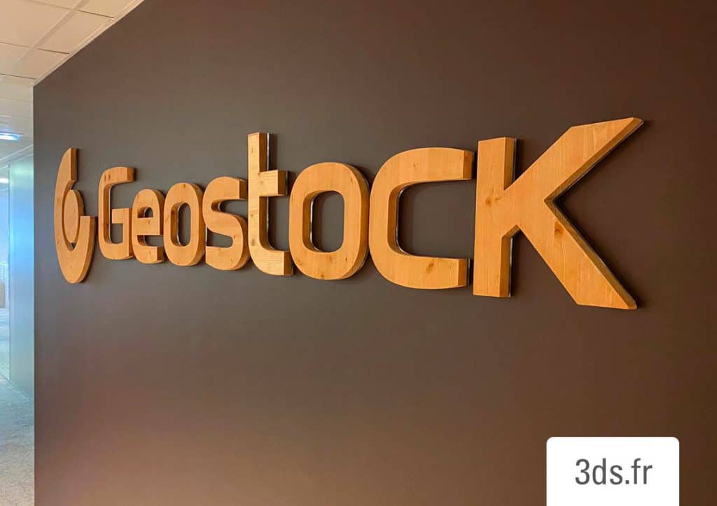 Geostock enseigne en bois