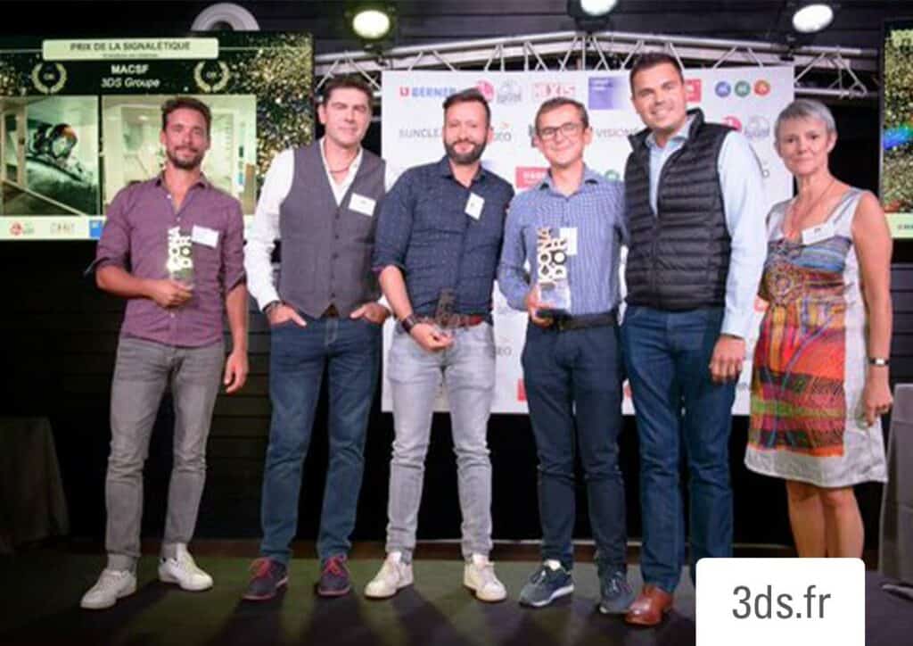 photo trophée icona d'or cermonie remise de prix paris